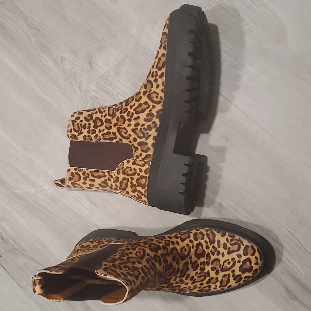 NWOB LUCKY COW HAIR BOOTS. SZ 9.5